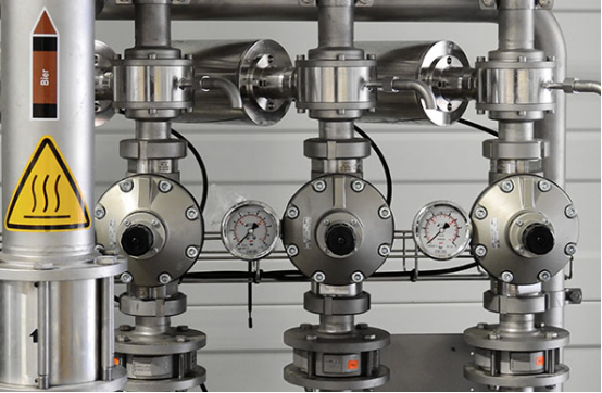 集中進(jìn)行供熱熱源主要包括公司熱電聯(lián)產(chǎn)的電廠、集中鍋爐房、工業(yè)企業(yè)與其他余熱、地?zé)帷⒑四堋⑻?yáng)能、熱泵等，亦可是由幾種不同熱源共同發(fā)展組成的多熱源聯(lián)合供熱管理系統(tǒng)